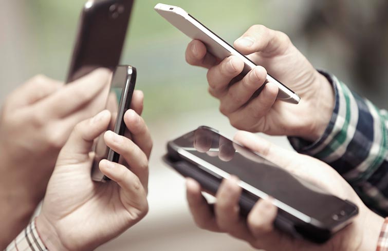 Dolores de cuello, tendinitis y hasta fracturas: Las consecuencias de andar mirando el celular en todos lados