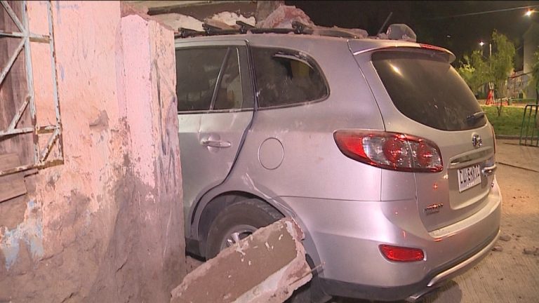 Asaltaron a 10 personas, huyeron de carabineros y en una curva terminaron incrustados en una casa