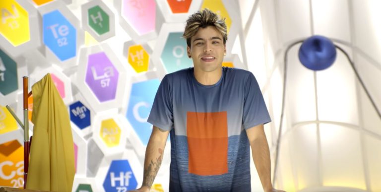 Conoce a Sebastián Villobos, el joven que pasó de ser youtuber a conducir un programa de TV