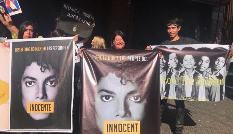 “Los hechos no mienten, las personas sí”: Fanáticos de Michael Jackson protestan en las afueras del Teatro Caupolicán