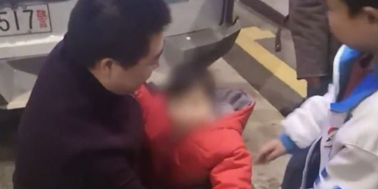 Hombre vendió a su hija por internet para pagar las deudas de una apuesta