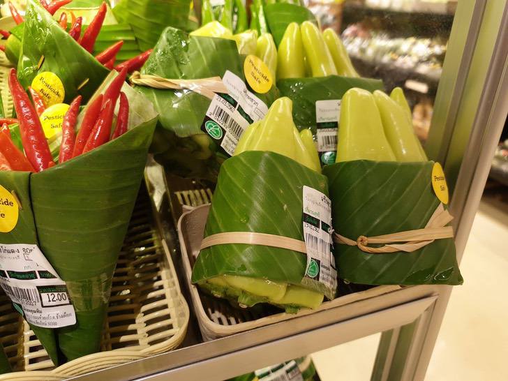 Ecológico y de buena apariencia: Supermercado reutiliza hojas de plátanos para envolver alimentos