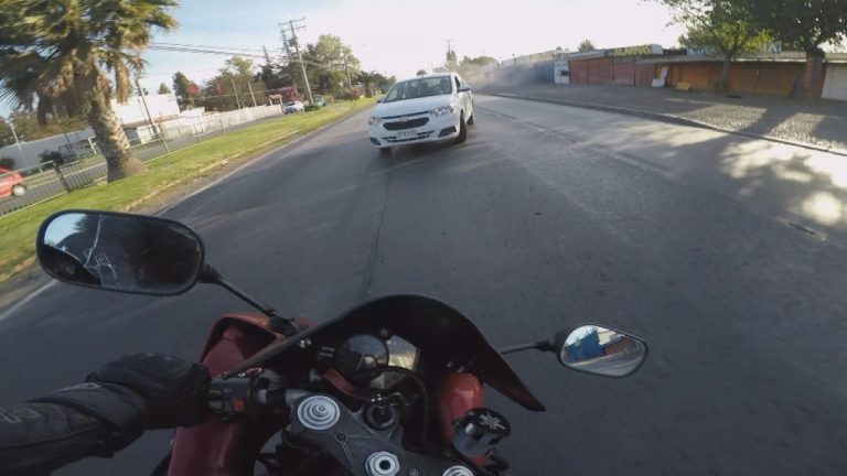 La brutal embestida que sufrió motociclista: Lo persiguieron durante kilómetros y lo emboscaron contra el tránsito