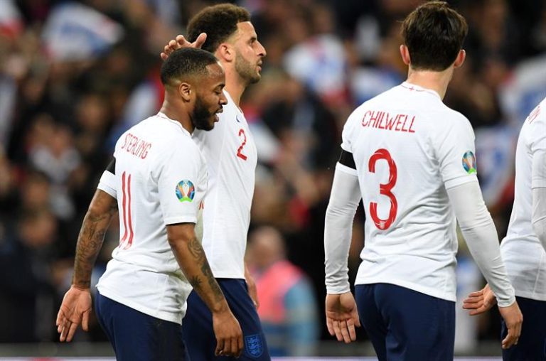 Sterling y otros dos jugadores de Inglaterra fueron víctima de cánticos racistas