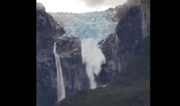 Captan impresionante desprendimiento de hielo en el Ventisquero Colgante del Queulat