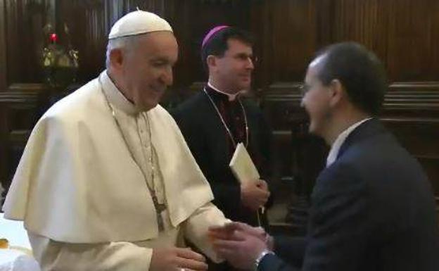 Los motivos por los que el Papa Francisco habría rechazado que fieles besaran el anillo de su mano