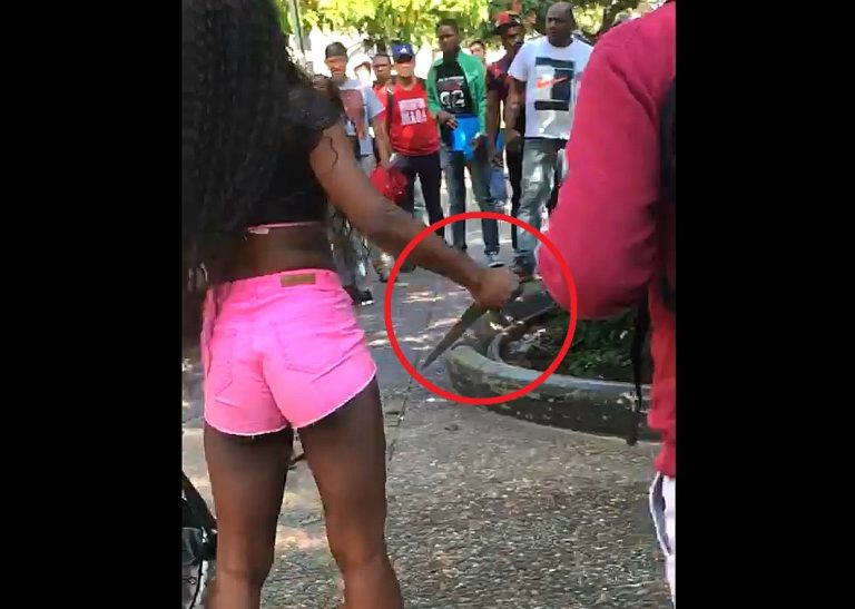 A vista y paciencia de Carabineros: Mujeres extranjeras se enfrentaron con cuchillo en mano en Plaza de Armas