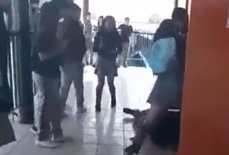 Captan a alumno golpeando brutalmente a compañero en un colegio de El Bosque