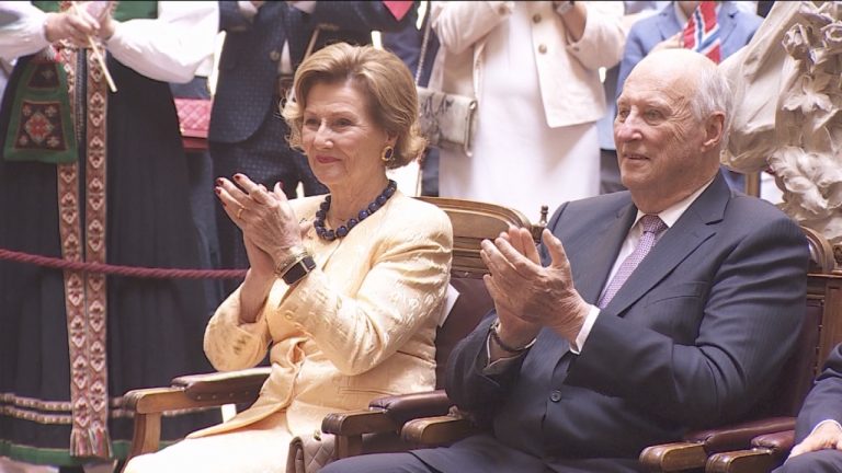 La historia de amor de los reyes de Noruega: La discriminaron por ser plebeya y él amenazó con renunciar al trono