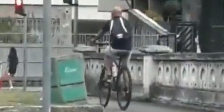 Captaron a Jorge Sampaoli yéndose en bicicleta a dirigir el entrenamiento del Santos