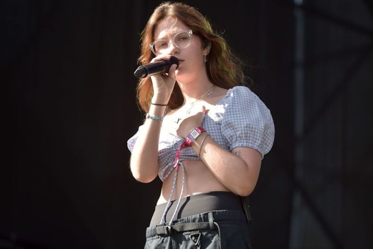 Clairo invitó a una saxofonista chilena en su debut en el Lollapalooza
