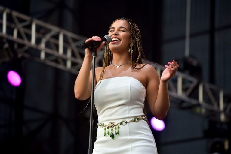 Dulce, grave, íntima e intensa: El encanto de Jorja Smith