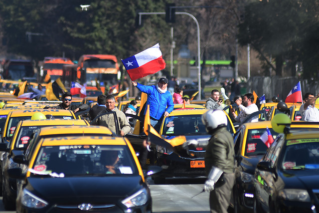 $20 mil de Parque O'Higgins a Bellavista: Denuncian cobros excesivos de taxistas a las afueras de Lollapalooza