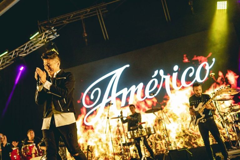 Apostando a ganador: Américo triunfó en el Lollapalooza a punta de clásicos