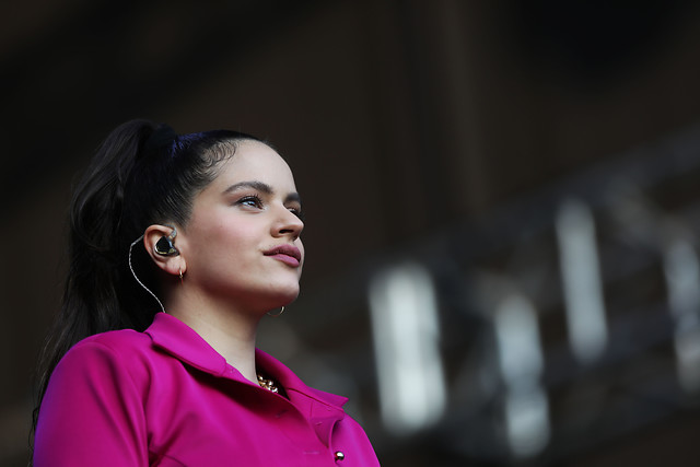 Viviendo rápido: Rosalía es ovacionada en su debut en Lollapalooza Chile