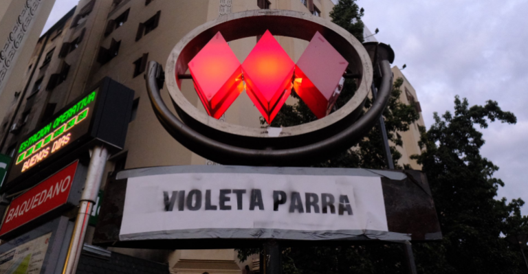 Estaciones de metro amanecieron rebautizadas con nombres de mujeres