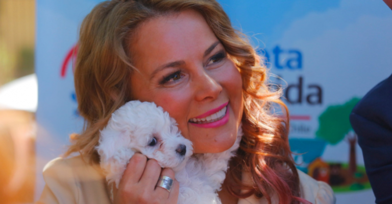 Cathy Barriga entregó kit de útiles junto a carpeta con fotos de ella