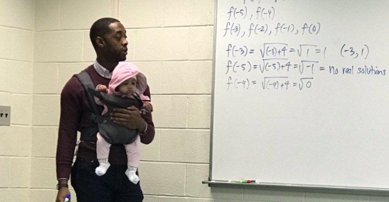 Estudiante asistió a clases con su bebé y profesor lo cuidó