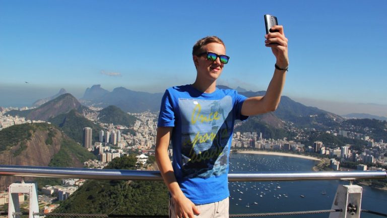 Millennials, solteros y sin hijos: El perfil de quienes postergan sus vacaciones para temporada baja