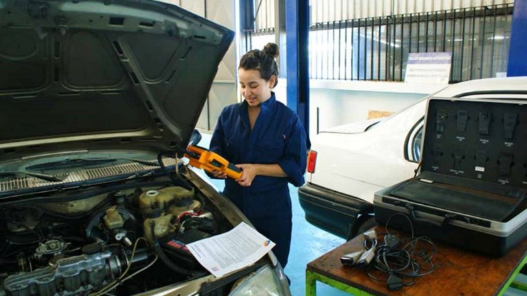 Mujeres al volante: Industria automotriz ha reducido las brechas y se abre al mercado femenino