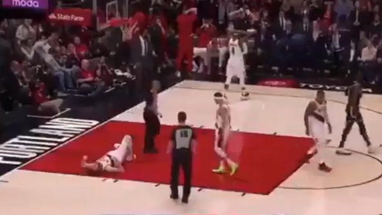 Árbitro se tropezó con pierna fracturada de basquetbolista de la NBA
