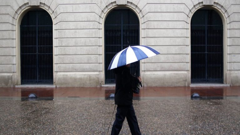 Veranistas, se les acabó la fiesta: Anuncian posibles precipitaciones para este domingo en Santiago