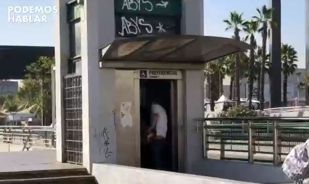 Video muestra a personas que utilizan ascensor preferencial para bajar gratis al metro