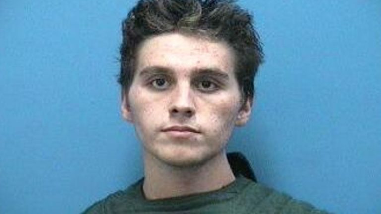 Revelan que joven que mató a puñaladas a matrimonio y mordió cara de una de sus víctimas, se creía mitad perro y mitad hombre