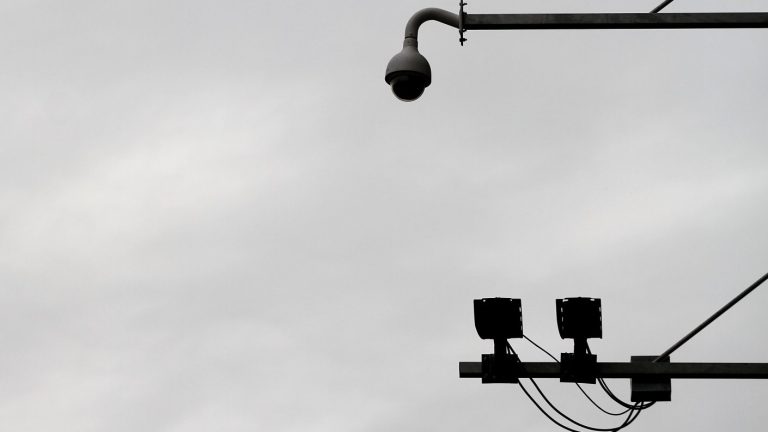 Estudia demanda a Municipio de Quintero: Mujer denuncia filtración de imágenes de cámara de vigilancia que la captó en medio de infidelidad