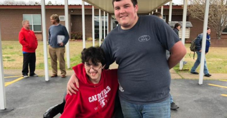 Joven ahorró durante dos años para comprar silla eléctrica a amigo