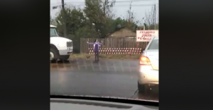 Mujer se aburrió del taco vehicular y dirigió el tránsito en Purranque