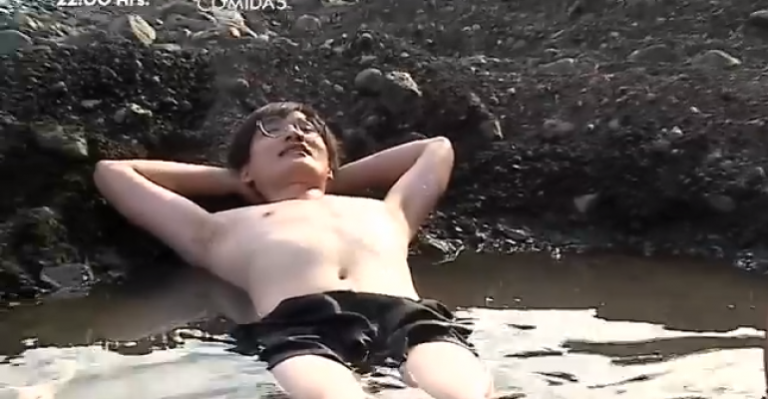 Yuhui sorprendió bañándose en termas del sur de Chile