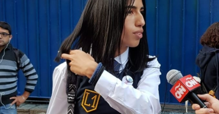 Joven transgénero aceptada en Liceo 1 llegó a su primer día de clases