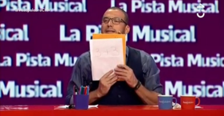 Julián Elfenbein ayudó a Javiera Acevedo con inédita pista en Pasapalabra