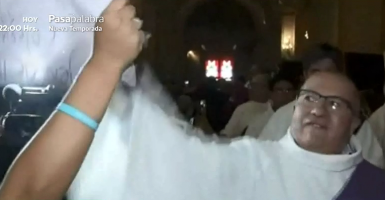 Diacono se molestó por cartel de manifestante en Catedral de Santiago