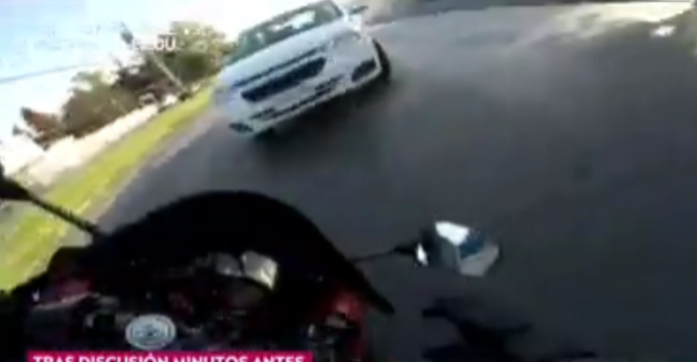 Auto impactó a motorista de frente por venganza