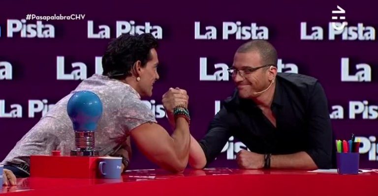 Julián Elfenbein y Cristián de la Fuente midieron su fuerza con divertido desafío en Pasapalabra