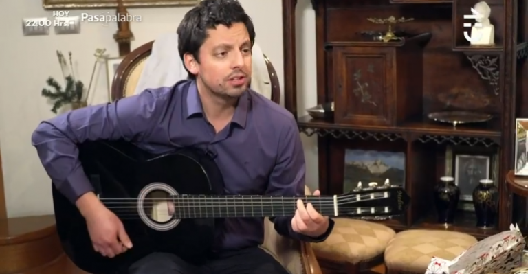 Andrés Alemparte imitó a famoso cantante en La Divina Comida