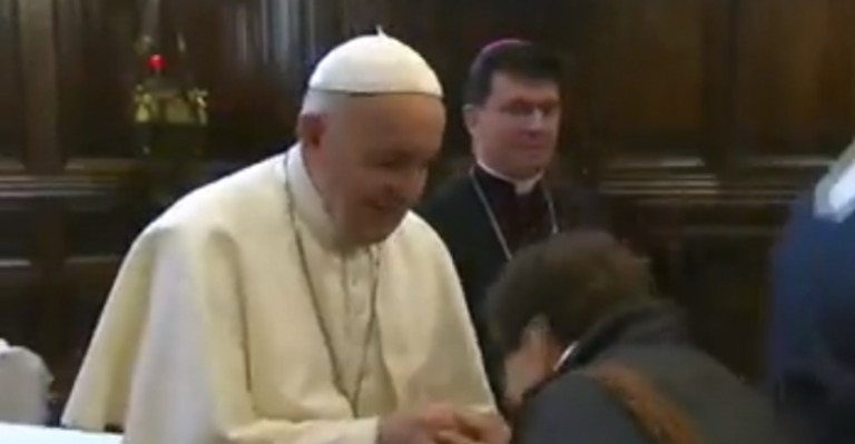 Polémica por gesto de Papa Francisco para no recibir besos en su anillo