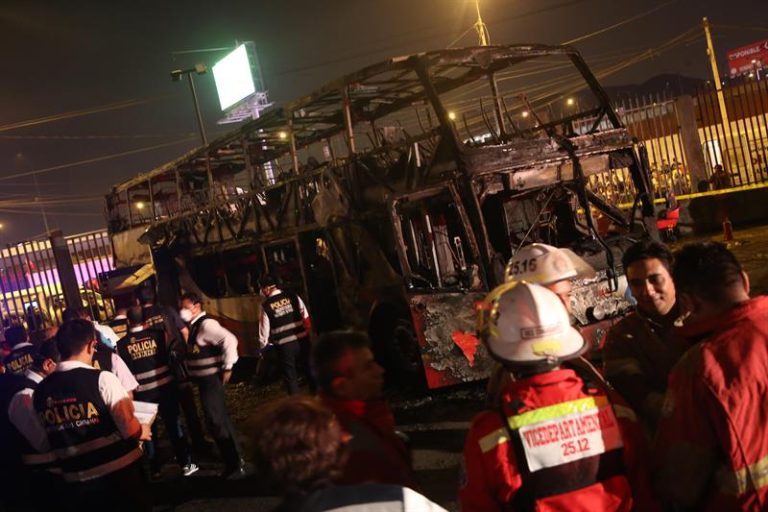 Al menos 20 muertos dejó incendio de un bus en Lima: Pasajeros del segundo piso escaparon por las ventanas