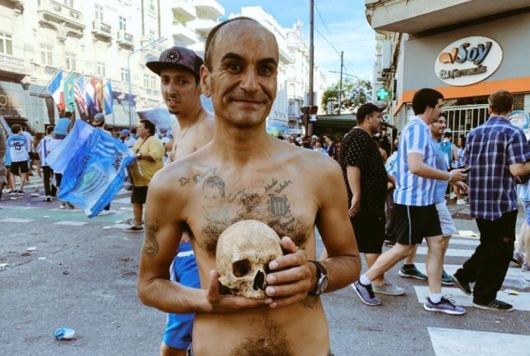 La historia del orgulloso hincha de Racing que celebró el título con el cráneo de su abuelo