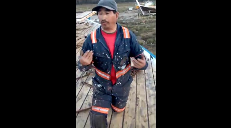 La dura realidad de un chileno que no tiene piernas y debe usar trozos de neumáticos para poder caminar