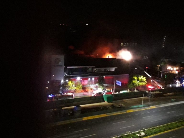 Incendio afecta a mall Parque Arauco: Se trataría de sitio cercano al patio de comida
