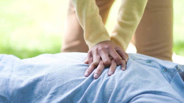 Oportuna maniobra de kinesiólogo permitió salvarle la vida a un niño durante un partido de fútbol en Talca