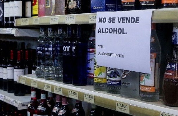 Se acabó el after: Diputada quiere prohibir que las apps repartan alcohol a domicilio