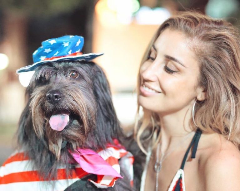 Daniela Castro lo hizo: La fórmula para llevar a tu perro a lugares donde prohíben mascotas