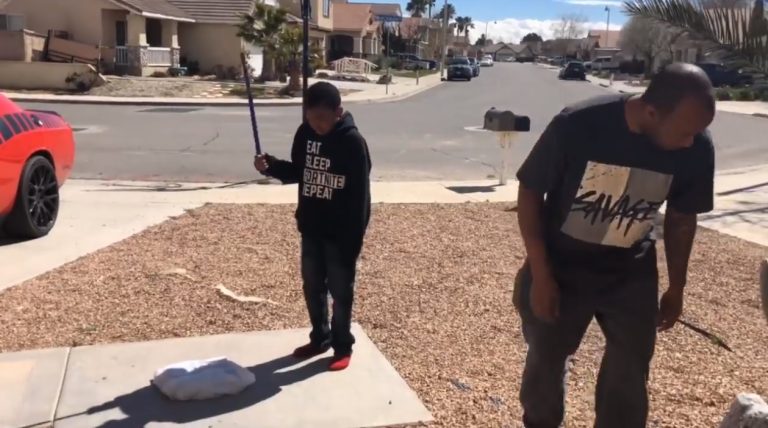 ¿No será mucho? Niño repitió en el colegio y su papá lo obligó a destrozar su PS4 en la calle con un fierro