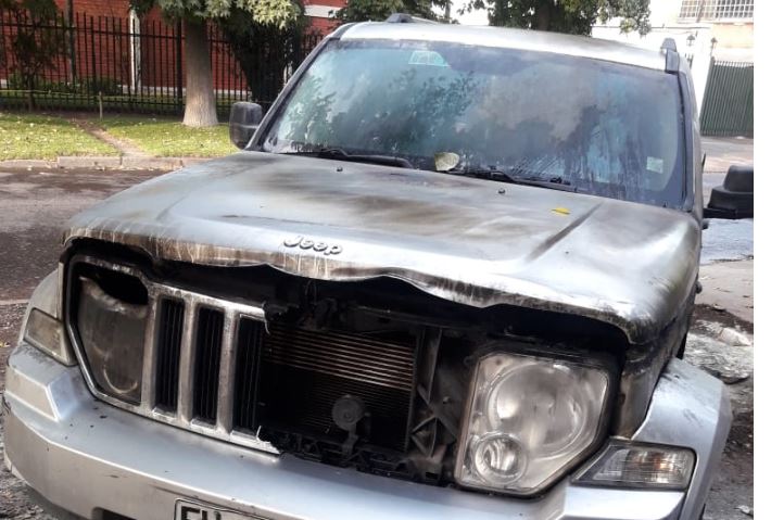 “Estamos desesperados”: Denuncian que ex pololo de una menor de edad quemó el auto de su familia y la amenazó de muerte