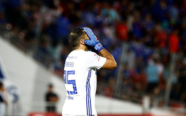 A Johnny Herrera no le gustaron los fuegos artificiales lanzados por la barra: 