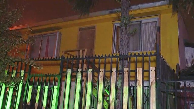 Mujer fue detenida por acuchillar y golpear con un fierro a hombre colombiano: Lo dejó en riesgo vital